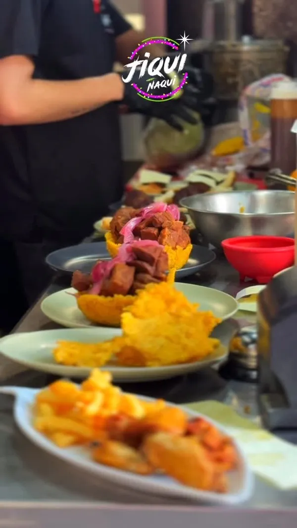 Cocina del Jiqui Ñaqui — arañitas y canastas en preparación